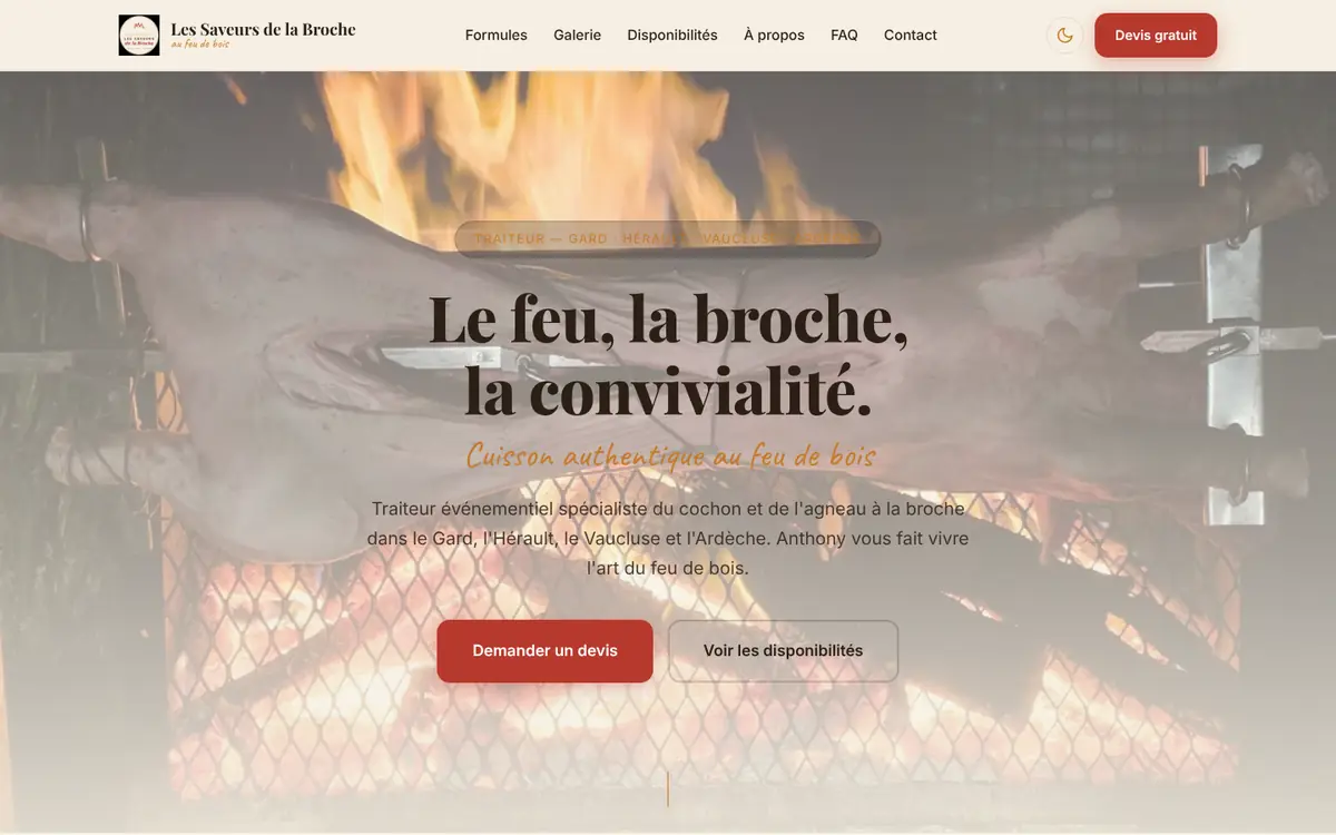 Home page of les-saveurs-de-la-broche.fr, in French: in French: “Fire, spit and good company”, with buttons to request a quote and check availability.